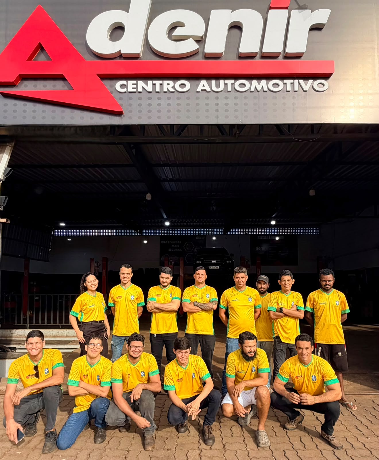 Equipe completa da Adenir Centro Automotivo em frente à loja