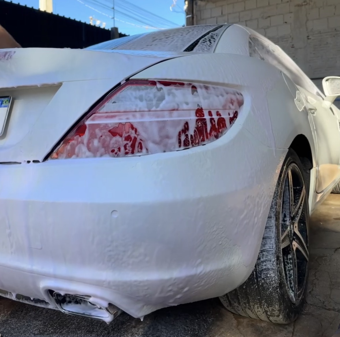 Veículo recebendo lavagem com espuma na Adenir